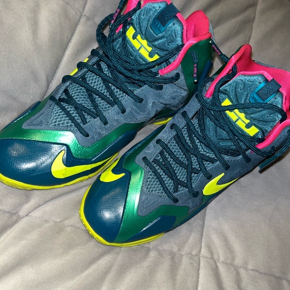 Lebron XI - Picture 2 of 5